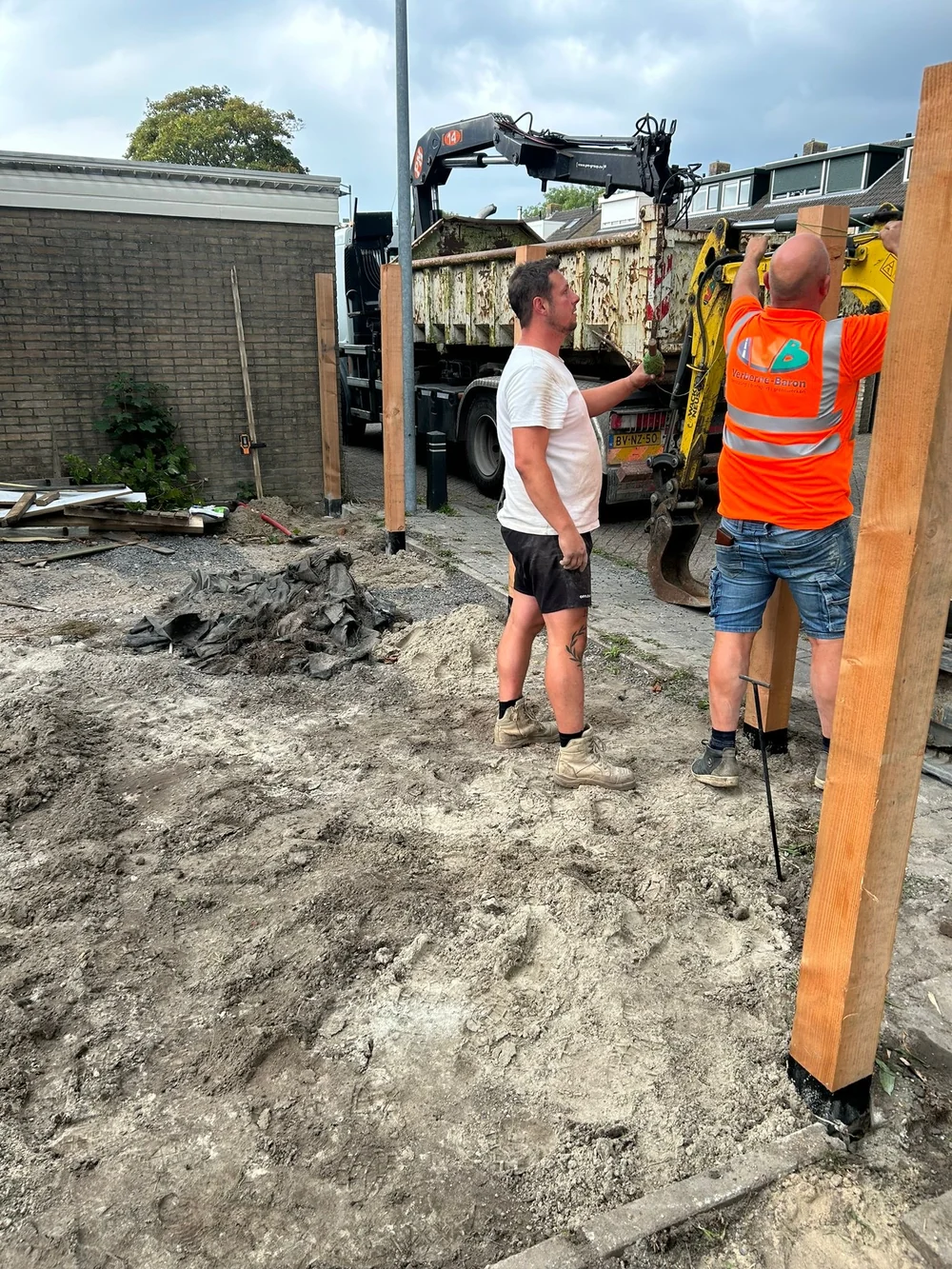 Aad en Rory op een werk, tijdens het lossen van materiaal
