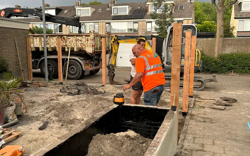 Grondwerk voor de afwatering, met de kantopsluiting al gesteld